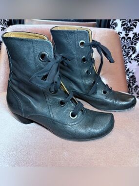 Vintage Tracey Neuls- TN29 Blk Leather Witchy Boots in Autographed Box- 37.5
